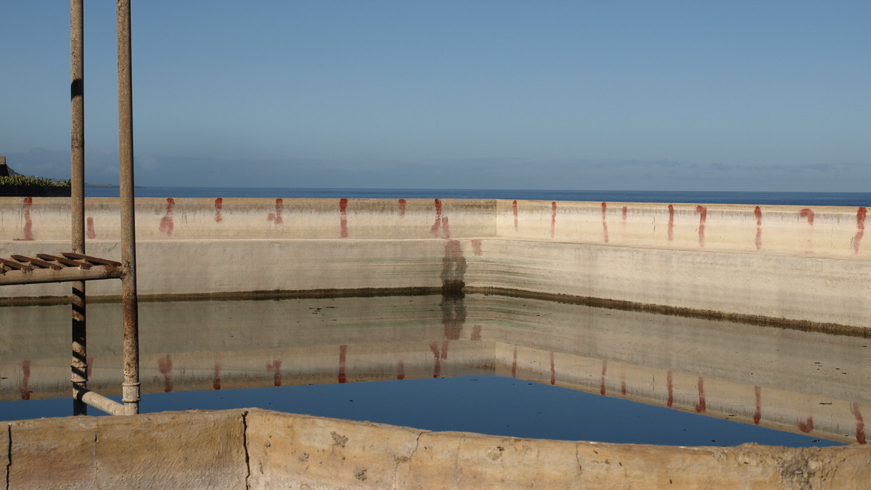 Wasserbecken in der Sonne in Südeuropa